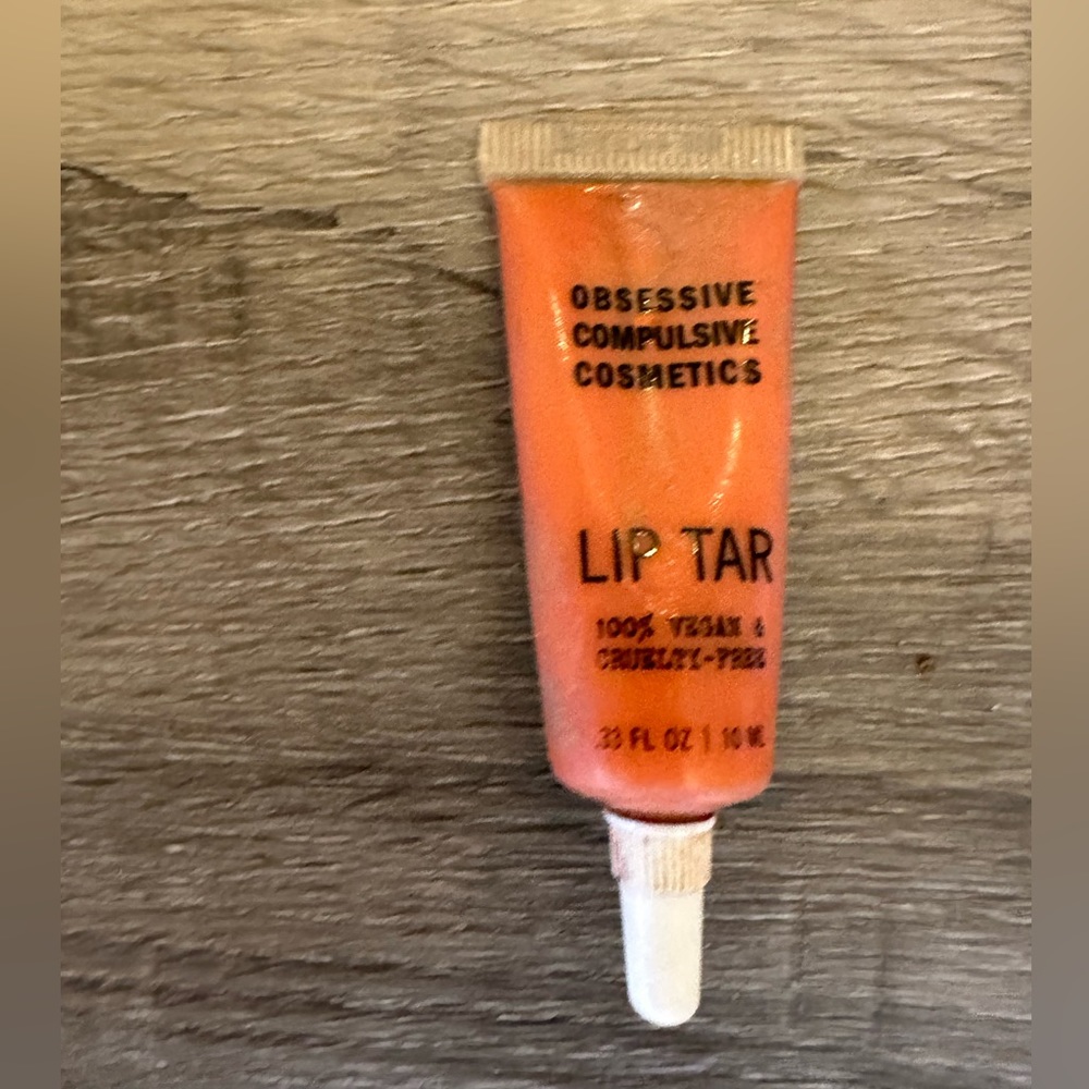 Lip Tar in shade Authentic